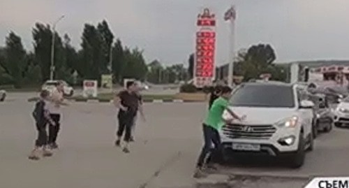 Группа подростков, которые блокировали проезд свадебным кортежам для получения денежного вознаграждения по чеченскому обычаю. Кадр видео https://www.instagram.com/p/CVYe41yob5Z/ Группа подростков, которые блокировали проезд свадебным кортежам для получения денежного вознаграждения по чеченскому обычаю. Кадр видео https://www.instagram.com/p/CVYe41yob5Z/