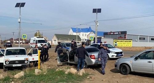 Сотрудники полиции на месте массовой драки в селе Началово. Фото: пресс-служба УМВД по Астраханской области https://30.мвд.рф/news/item/26598707