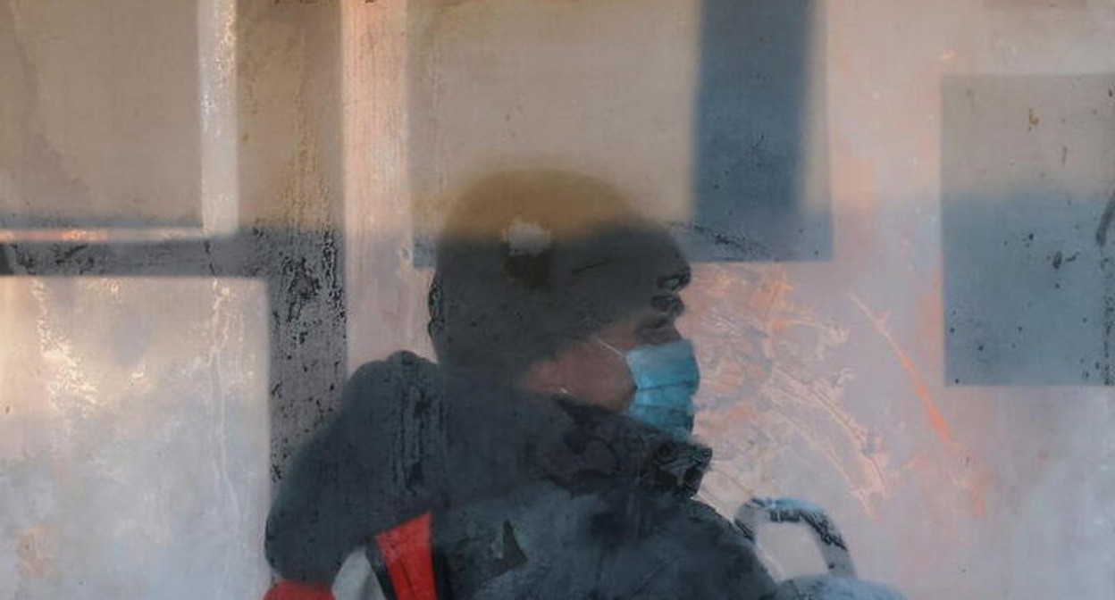 Пассажир общественного транспорта. Фото REUTERS/Maxim Shemetov Пассажир общественного транспорта. Фото REUTERS/Maxim Shemetov