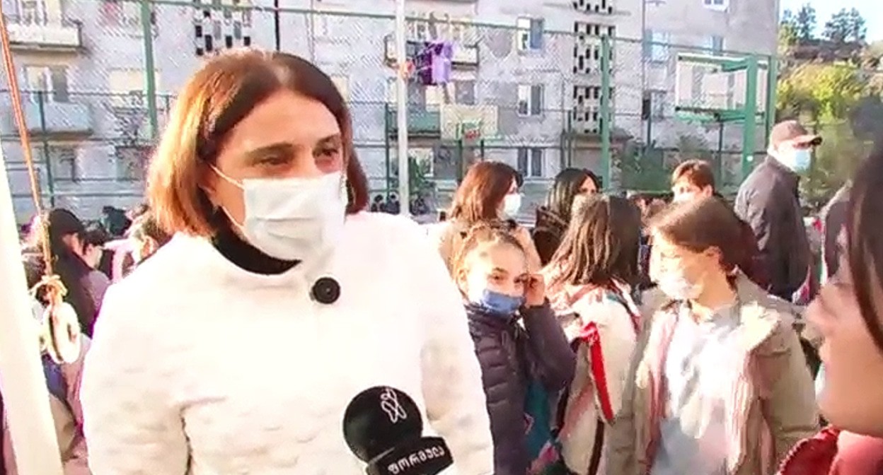 Участница акции учителей в Тбилиси. Кадр видео https://formulanews.ge/News/59035 Участница акции учителей в Тбилиси. Кадр видео https://formulanews.ge/News/59035