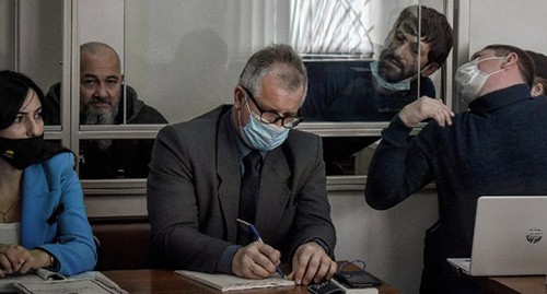 Вадим Чельдиев общается с адвокатом, 27 октября 2021 года. Фото Константина Волгина для "Кавказского узла" Вадим Чельдиев общается с адвокатом, 27 октября 2021 года. Фото Константина Волгина для "Кавказского узла"