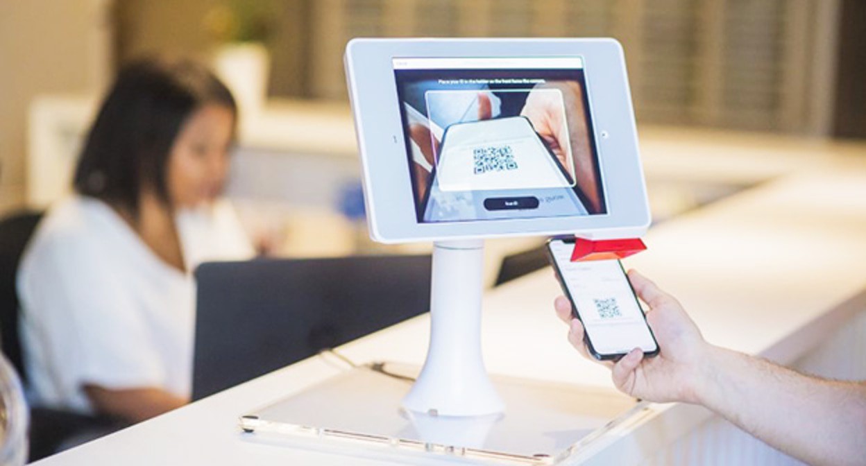 Предъявление QR-кода. Фото Proxyclick Visitor Management System, unsplash.com Предъявление QR-кода. Фото Proxyclick Visitor Management System, unsplash.com