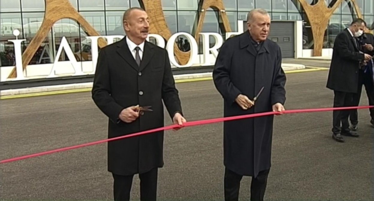 Ильхам Алиев и Реджеп Эрдоган, стопкадр видео канала BUDROOO NEWS
https://www.youtube.com/watch?v=cpdO5FAl_m0&t=1s Ильхам Алиев и Реджеп Эрдоган, стопкадр видео канала BUDROOO NEWS
https://www.youtube.com/watch?v=cpdO5FAl_m0&t=1s