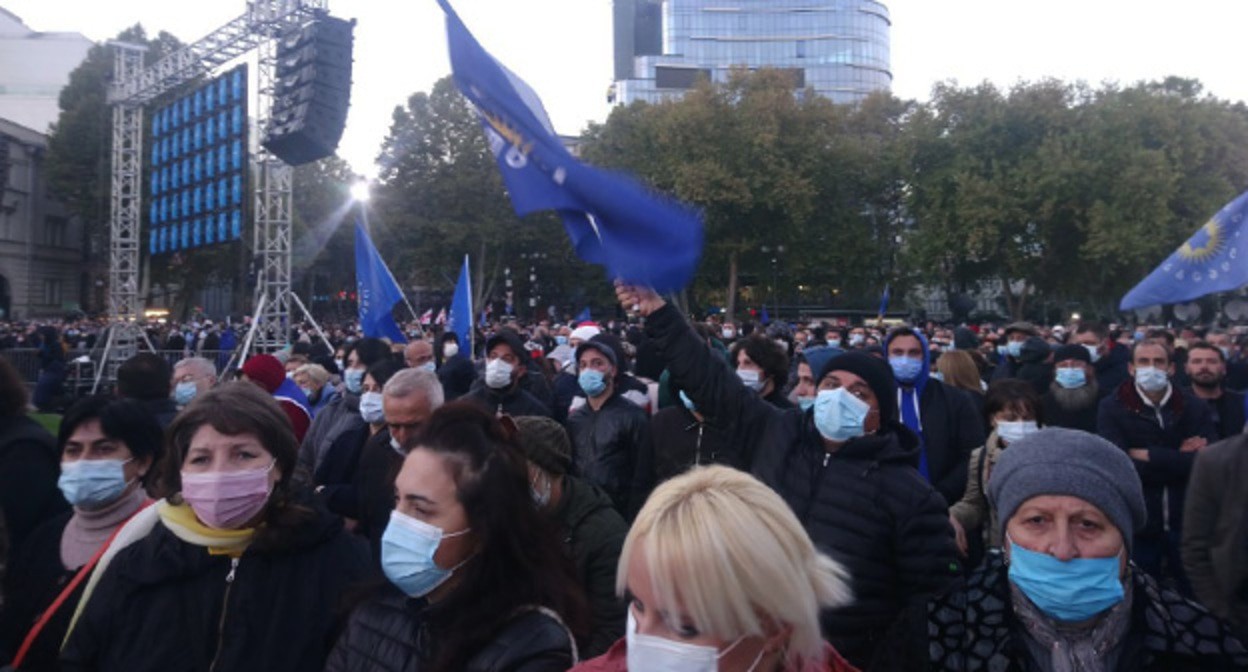 Акция "Грузинской мечты" в Тбилиси. 27 октября 2021 года. Фото Беслана Кмузова для "Кавказского узла". Акция "Грузинской мечты" в Тбилиси. 27 октября 2021 года. Фото Беслана Кмузова для "Кавказского узла".