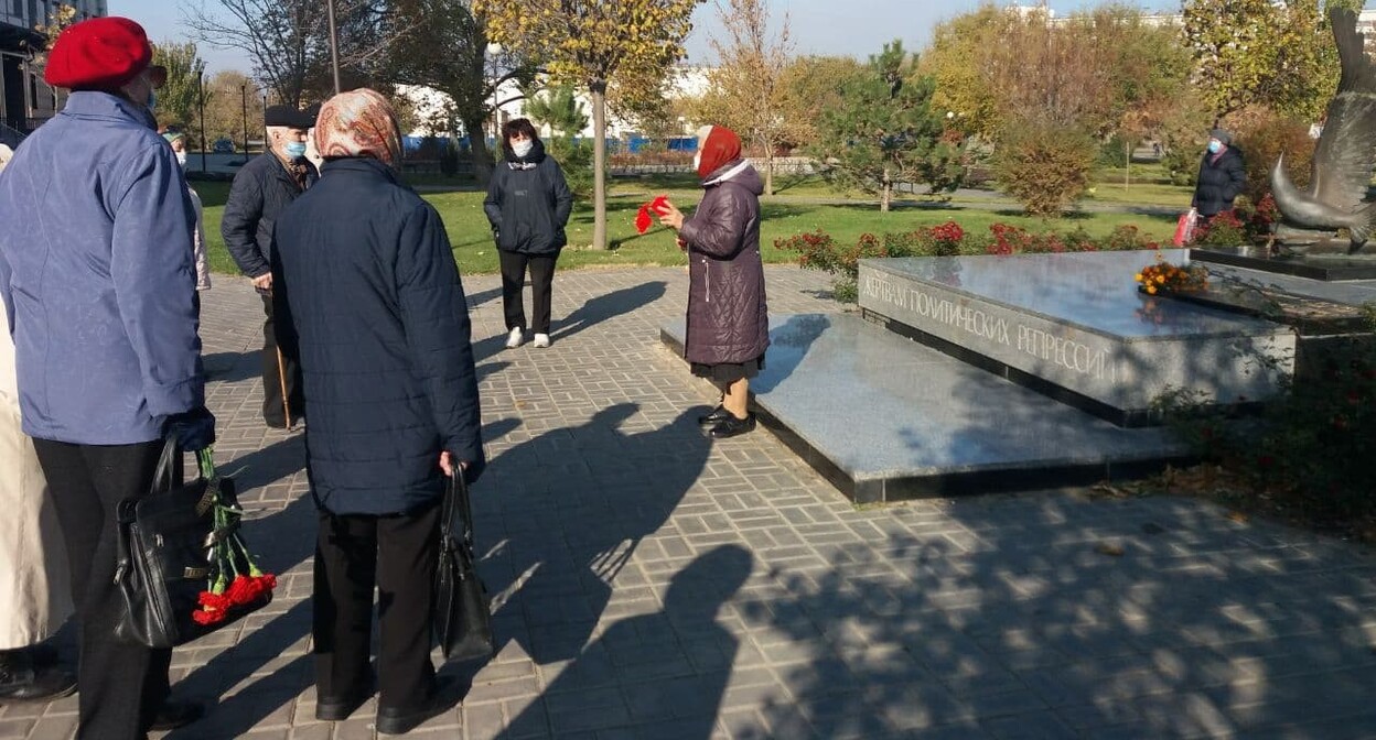 Акция у памятника жертвам политических репрессий в Астрахани. 30 октября 2021 года. Фото предоставлено "Кавказскому узлу" Мариной Миталевой. Акция у памятника жертвам политических репрессий в Астрахани. 30 октября 2021 года. Фото предоставлено "Кавказскому узлу" Мариной Миталевой.