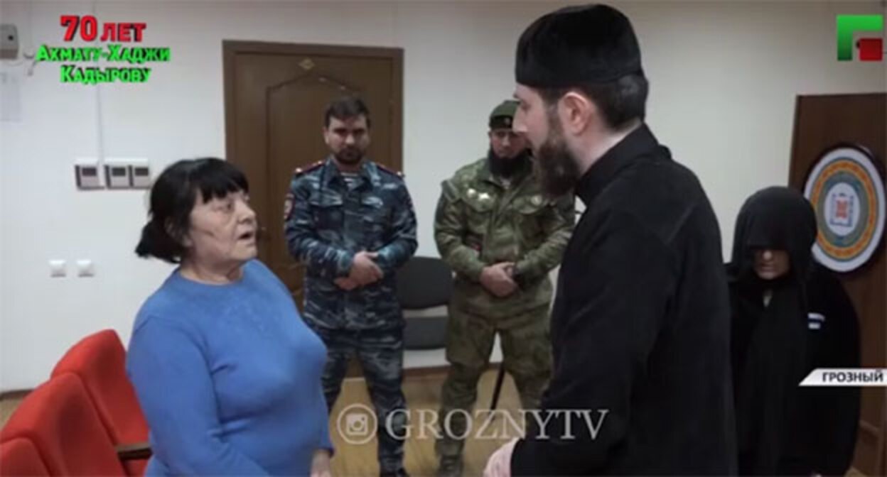 Адам Эльжуркаев беседует с задержанными за колдовство. Кадр телесюжета ЧГТРК "Грозный" https://www.instagram.com/p/CVn2pXEIbz5/ Адам Эльжуркаев беседует с задержанными за колдовство. Кадр телесюжета ЧГТРК "Грозный" https://www.instagram.com/p/CVn2pXEIbz5/