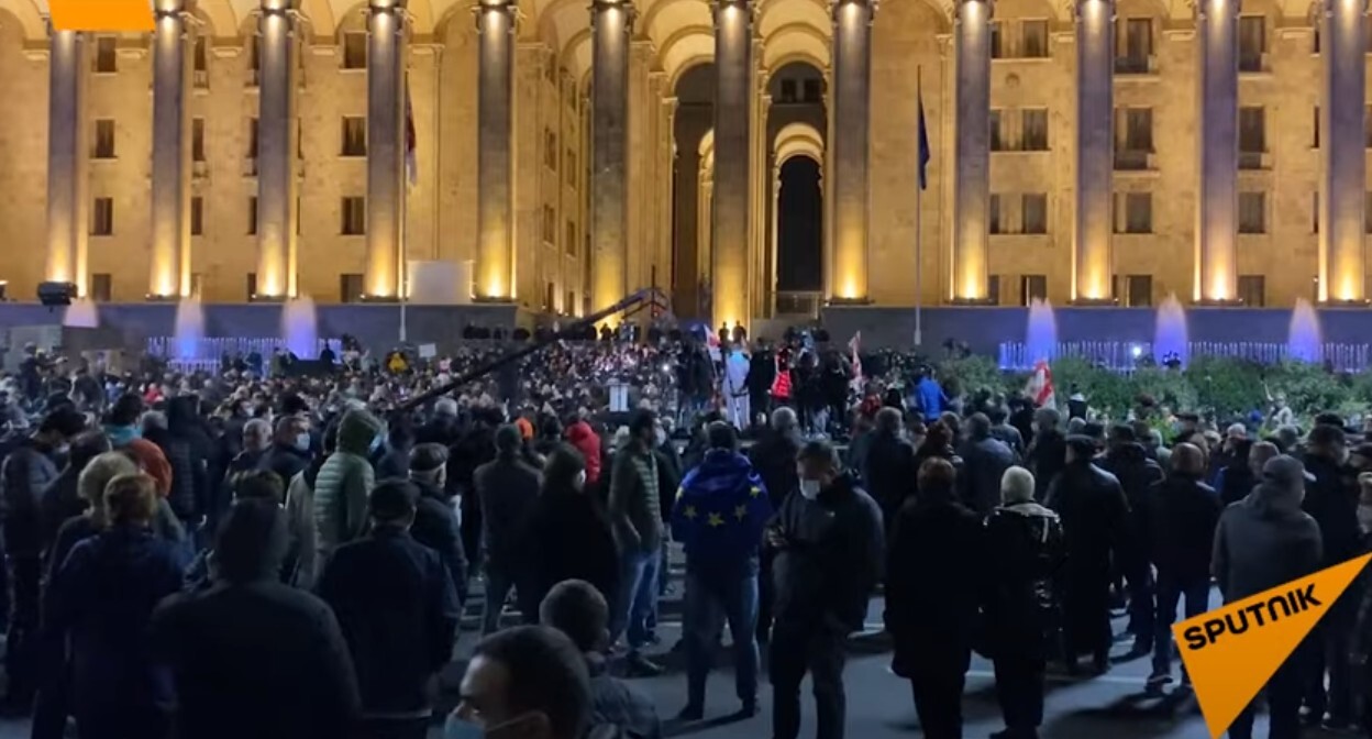 Митинг у парламента Грузии в Тбилиси 31 октября 2021 года. Стоп-кадр из видео Youtube-канала "Sputnik Georgia - все о Грузии". https://www.youtube.com/watch?v=LLBbJ3lcirw Митинг у парламента Грузии в Тбилиси 31 октября 2021 года. Стоп-кадр из видео Youtube-канала "Sputnik Georgia - все о Грузии". https://www.youtube.com/watch?v=LLBbJ3lcirw
