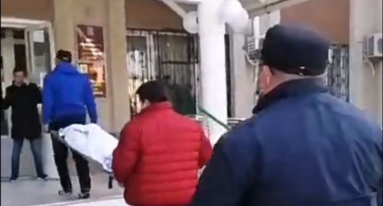 Тело умершей пенсионерки принесли к администрации Тимашевского района. Стоп-кадр из видео в Instagram-паблике "Тимашевский блогер". https://www.instagram.com/p/CVr2hxkKsaK/ Тело умершей пенсионерки принесли к администрации Тимашевского района. Стоп-кадр из видео в Instagram-паблике "Тимашевский блогер". https://www.instagram.com/p/CVr2hxkKsaK/