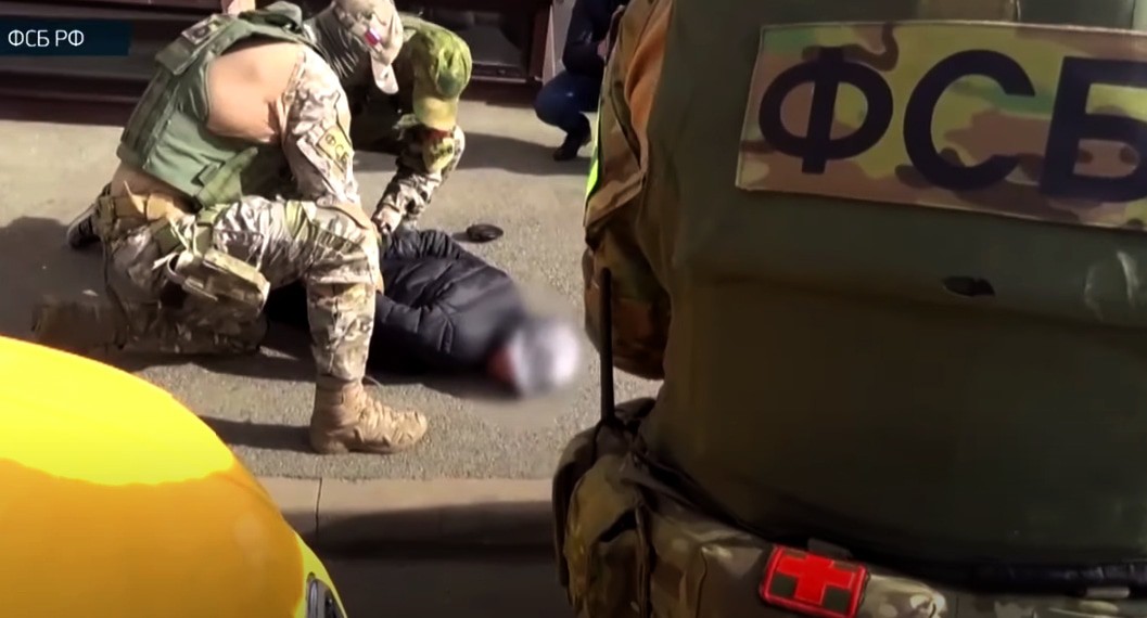 Задержание мужчины, готовившего теракт. Скриншот видео https://www.youtube.com/watch?v=JhuKTHFPrxA Задержание мужчины, готовившего теракт. Скриншот видео https://www.youtube.com/watch?v=JhuKTHFPrxA