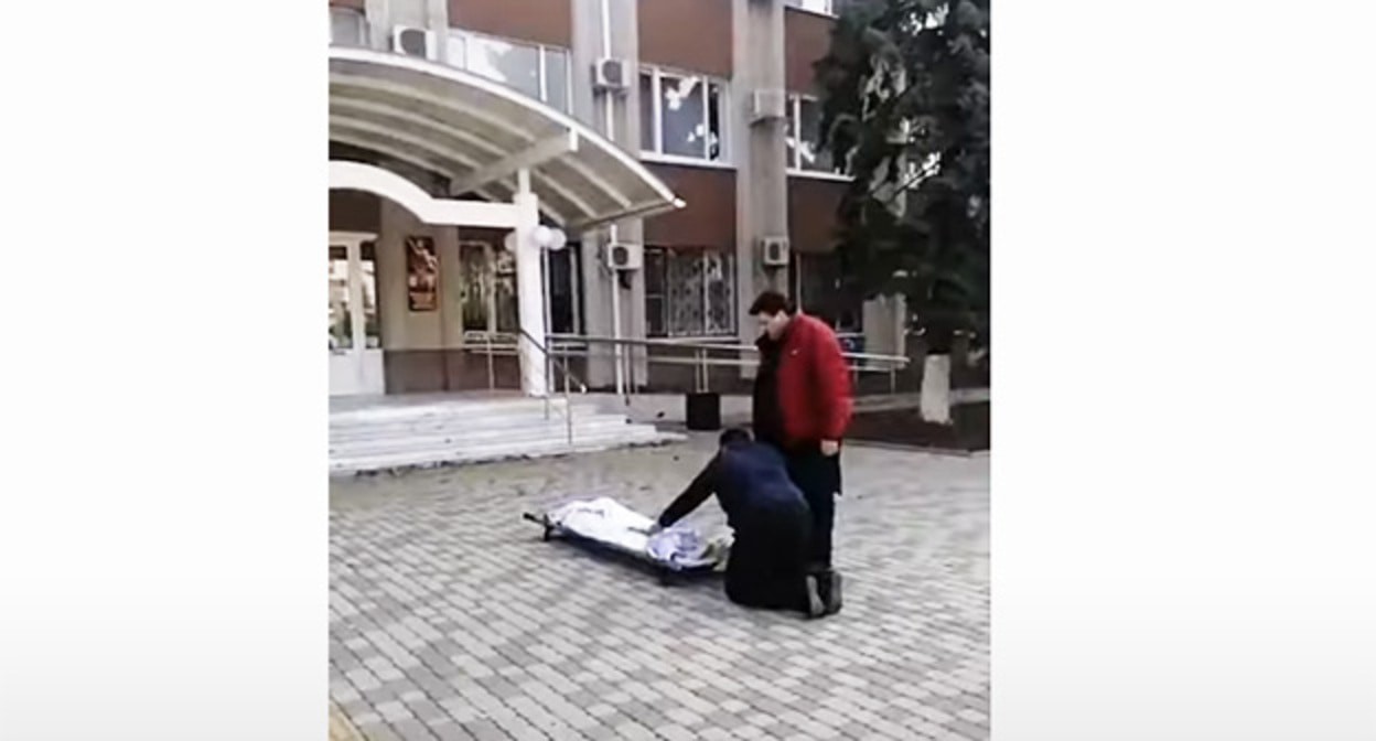 Родственники умершей женщины принесли ее тело к зданию администрации Тимашевского района. Скриншот видео "yuga4u" https://www.youtube.com/watch?v=OGEhCiNUY0Q Родственники умершей женщины принесли ее тело к зданию администрации Тимашевского района. Скриншот видео "yuga4u" https://www.youtube.com/watch?v=OGEhCiNUY0Q