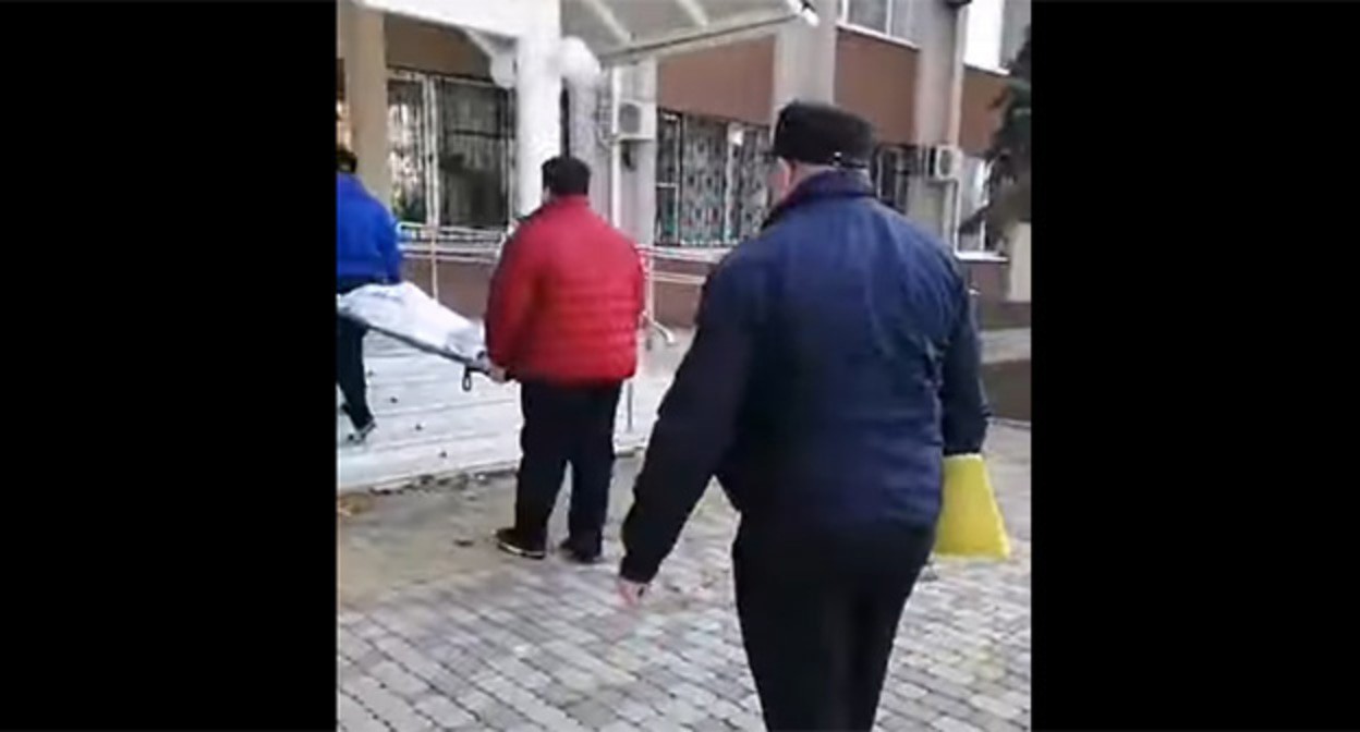 Предприниматель доставил тело пенсионерки к зданию администрации Тимашевского района. Скриншот видео гроttps://yandex.ru/video/preview/?filmId=16228151080298774587&from=tabbar&text=https%3A//www.youtube.com/watch%3Fv%3DOGEhCiNUY0Q Предприниматель доставил тело пенсионерки к зданию администрации Тимашевского района. Скриншот видео гроttps://yandex.ru/video/preview/?filmId=16228151080298774587&from=tabbar&text=https%3A//www.youtube.com/watch%3Fv%3DOGEhCiNUY0Q