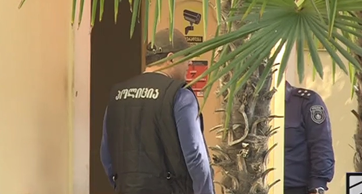 Сотрудники полиции Грузии. Кадр видео РУСТАВИ 2 https://www.rustavi2.ge/ka/news/213737 Сотрудники полиции Грузии. Кадр видео РУСТАВИ 2 https://www.rustavi2.ge/ka/news/213737