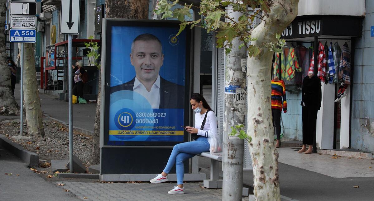 На автобусных остановках размещены агитационные плакаты "Грузинской мечты". Фото Инны Кукуджановой для "Кавказского узла" На автобусных остановках размещены агитационные плакаты "Грузинской мечты". Фото Инны Кукуджановой для "Кавказского узла"