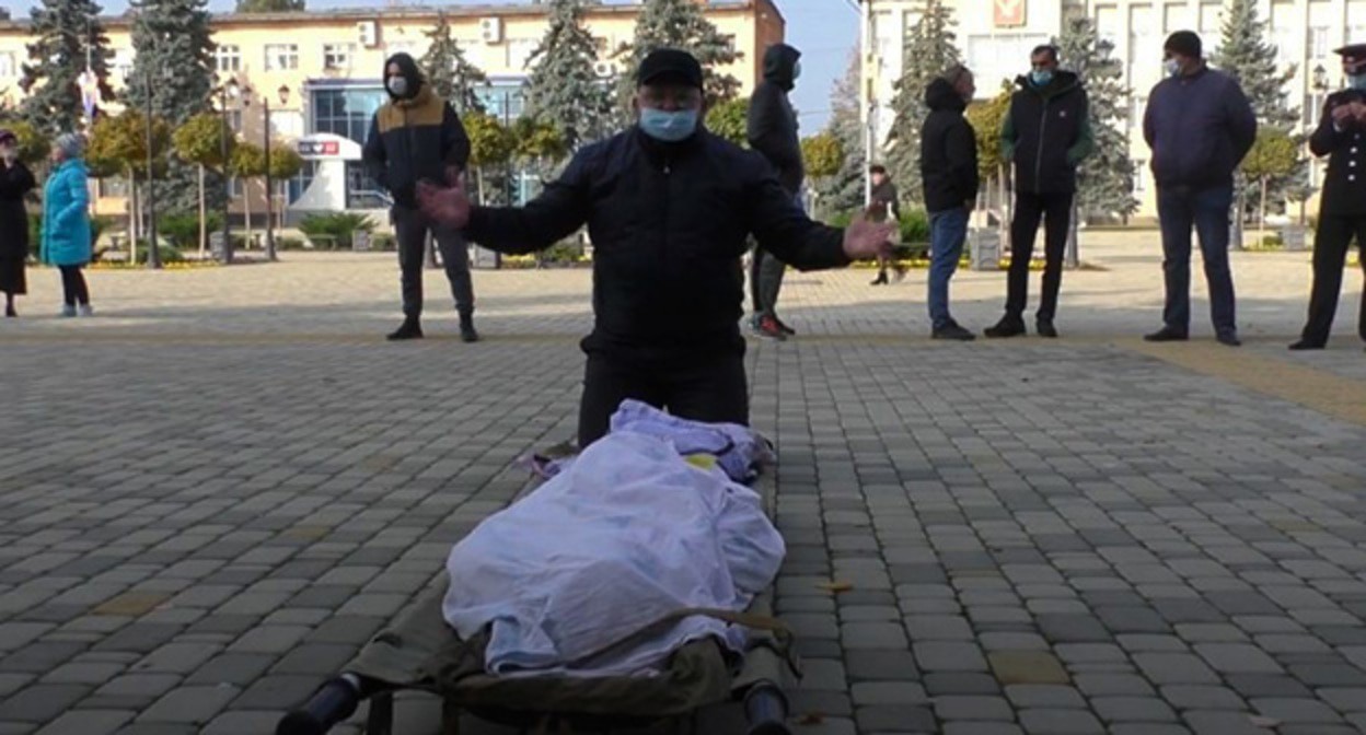 Акция с телом умершей в Тимашевске. Скриншот видео из "Инстаграма" "Тимашевский блогер", instagram.com/timahablog Акция с телом умершей в Тимашевске. Скриншот видео из "Инстаграма" "Тимашевский блогер", instagram.com/timahablog