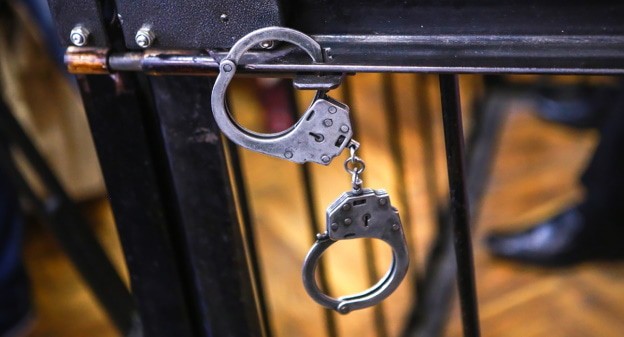 Наручники на решетке. Фото Елена Синеок, "Юга.ру" Наручники на решетке. Фото Елена Синеок, "Юга.ру"