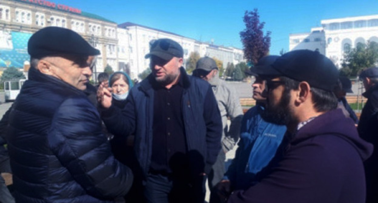 Акция протеста в Махачкале против увольнения из "Дагэнерго". 28 октября 2021 г. Фото: Амина Магомедова https://chernovik.net/ Акция протеста в Махачкале против увольнения из "Дагэнерго". 28 октября 2021 г. Фото: Амина Магомедова https://chernovik.net/
