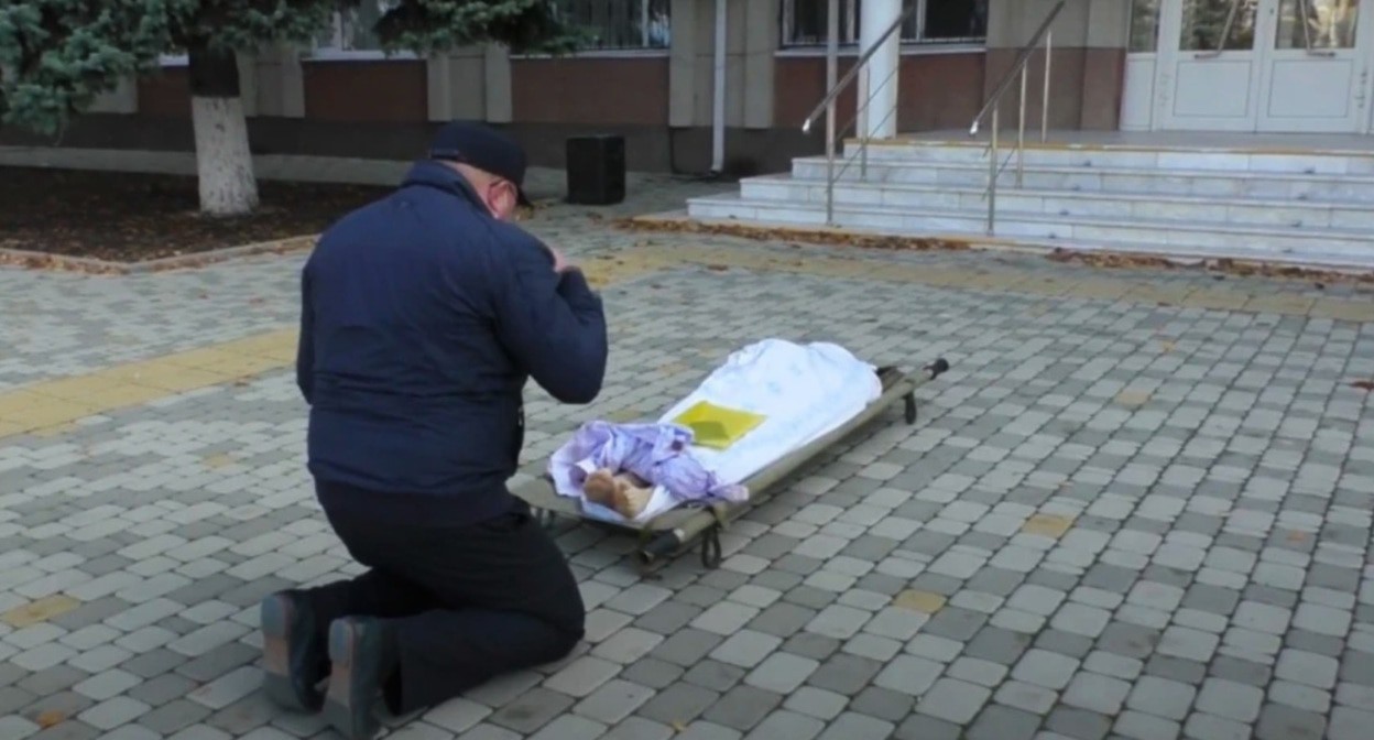 Акция ритуального агента у здания администрации в Тимашевске. Фото: «Тимашевский блогер» / YouTube.com Акция ритуального агента у здания администрации в Тимашевске. Фото: «Тимашевский блогер» / YouTube.com