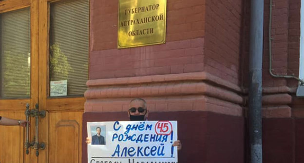 Сергей Щербаков в одиночном пикете. Фото с личной страницы Сергея Щербакова https://www.facebook.com/permalink.php?story_fbid=521976912174111&id=100030854205303 Сергей Щербаков в одиночном пикете. Фото с личной страницы Сергея Щербакова https://www.facebook.com/permalink.php?story_fbid=521976912174111&id=100030854205303