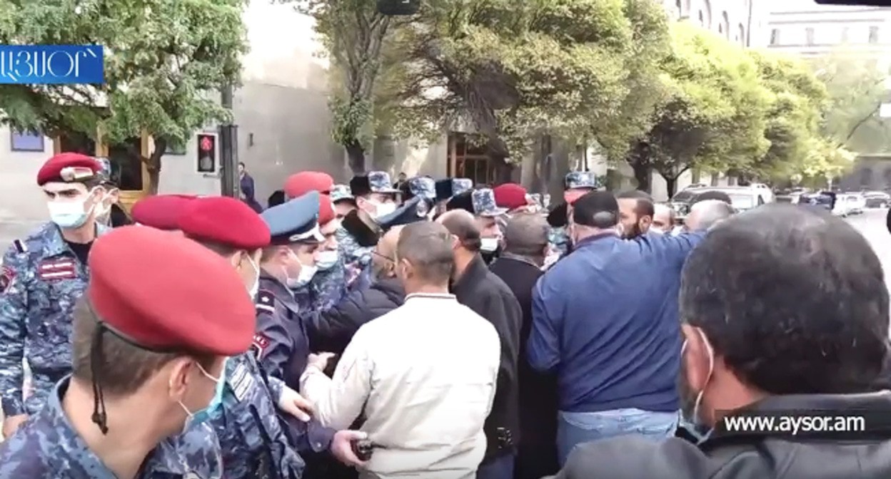 Участники акции протеста в Ереване из числа родственников погибших и пропавших без вести армянских солдат. Кадр видео https://www.aysor.am/ru/ Участники акции протеста в Ереване из числа родственников погибших и пропавших без вести армянских солдат. Кадр видео https://www.aysor.am/ru/