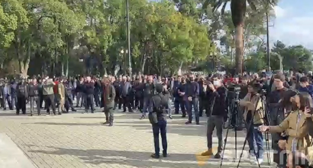 Акция протеста в Сухуме. 4 ноября 2021 года. Кадр видео t.me/SputnikAbkhazia
/6117 Акция протеста в Сухуме. 4 ноября 2021 года. Кадр видео t.me/SputnikAbkhazia
/6117