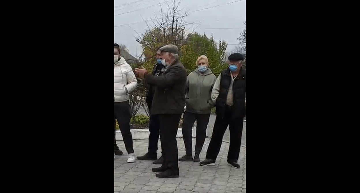 Сход жителей Ново-Ивановского 2 ноября 2021 года. Стоп-кадр видео, имеющегося в распоряжении "Кавказского узла". Сход жителей Ново-Ивановского 2 ноября 2021 года. Стоп-кадр видео, имеющегося в распоряжении "Кавказского узла".