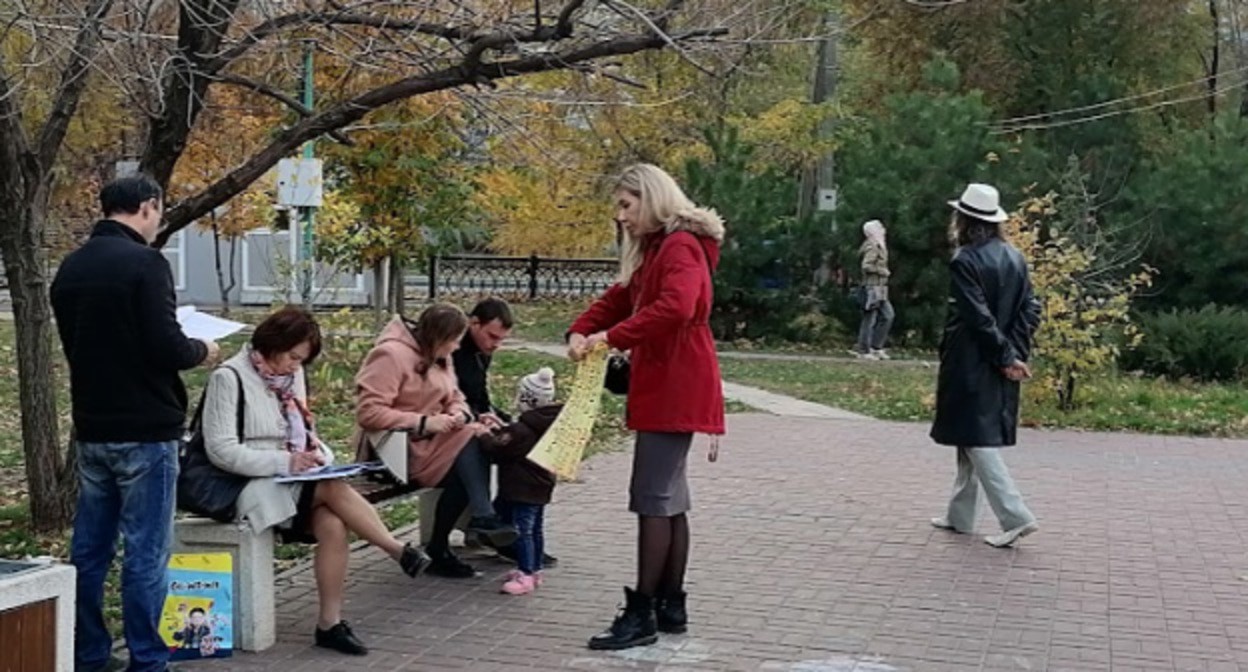 Сбор подписей против введения QR-кодов. Волгоград, 23 октября 2021 года. Фото Ольги Черкасовой для "Кавказского узла" Сбор подписей против введения QR-кодов. Волгоград, 23 октября 2021 года. Фото Ольги Черкасовой для "Кавказского узла"