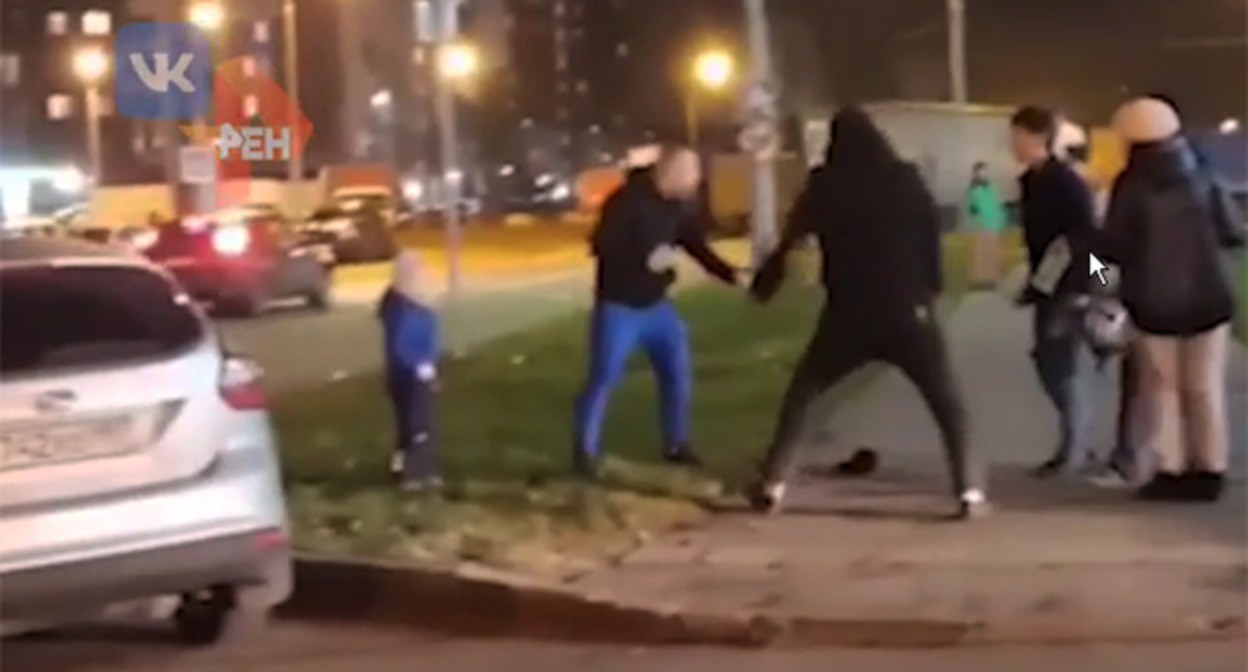 Нападение на мужчину с ребенком в Новой Москве. Скриншот видео https://ren.tv/news/kriminal/899666-sk-izbivshie-ottsa-v-novoi-moskve-sozdali-ugrozu-zhizni-ego-rebenku?utm_source=yxnews&utm_medium=desktop Нападение на мужчину с ребенком в Новой Москве. Скриншот видео https://ren.tv/news/kriminal/899666-sk-izbivshie-ottsa-v-novoi-moskve-sozdali-ugrozu-zhizni-ego-rebenku?utm_source=yxnews&utm_medium=desktop