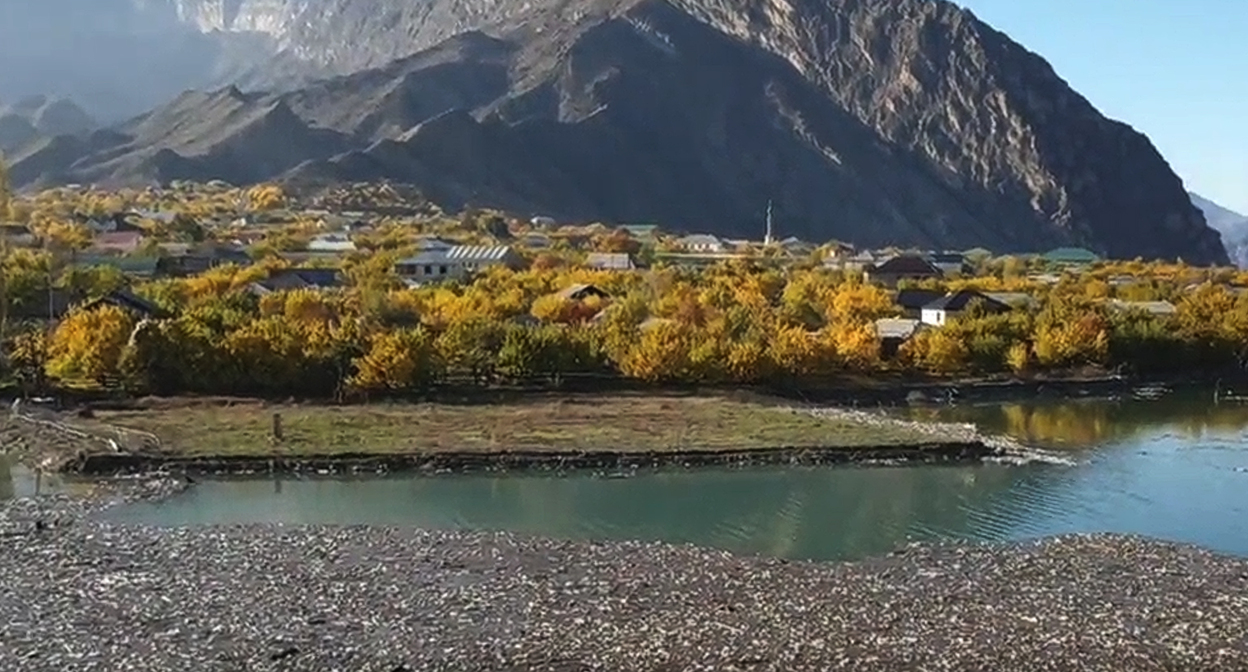 Мусор в Ирганайском водохранилище. Скриншот сообщения https://www.instagram.com/p/CV-nfKjIEQL/
