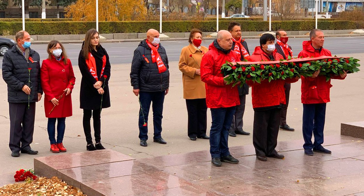 Коммунисты возлагают цветы к памятнику Ленину в Волгограде 7 ноября 2021 года. Фото предоставлено "Кавказскому узлу" обкомом КПРФ. Коммунисты возлагают цветы к памятнику Ленину в Волгограде 7 ноября 2021 года. Фото предоставлено "Кавказскому узлу" обкомом КПРФ.