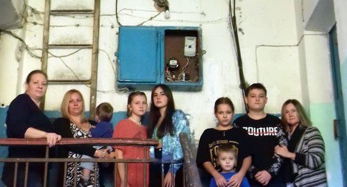 Жильцы аварийного дома 8 по улице Видовая в Сочи. Фото Светланы Кравченко для "Кавказского узла" Жильцы аварийного дома 8 по улице Видовая в Сочи. Фото Светланы Кравченко для "Кавказского узла"