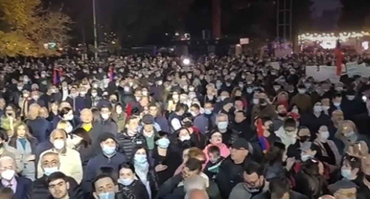 На митинге в Ереване 08.11.2021. Кадр видео https://csn-tv.ru/ На митинге в Ереване 08.11.2021. Кадр видео https://csn-tv.ru/