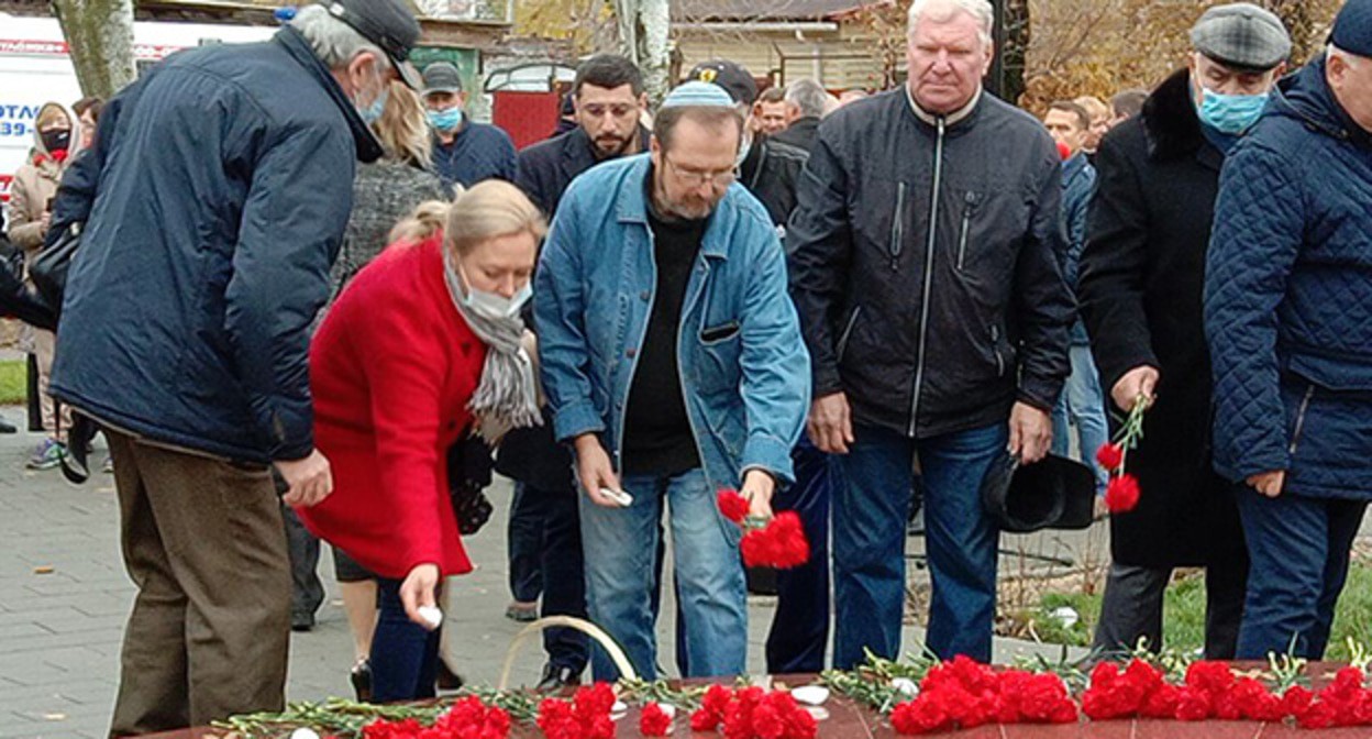 Возложение цветов к памятному знаку. Волгоград, 9 ноября 2021 г. Фото Вячеслава Ященко для "Кавказского узла" Возложение цветов к памятному знаку. Волгоград, 9 ноября 2021 г. Фото Вячеслава Ященко для "Кавказского узла"