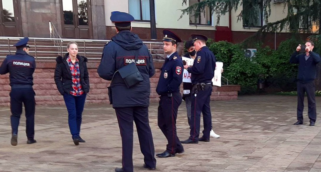 Сотрудники полиции общаются с активистом, который проводил пикет в поддержку Навального. Сочи, 9 ноября 2021 г. Фото Светланы Кравченко для "Кавказского узла" Сотрудники полиции общаются с активистом, который проводил пикет в поддержку Навального. Сочи, 9 ноября 2021 г. Фото Светланы Кравченко для "Кавказского узла"