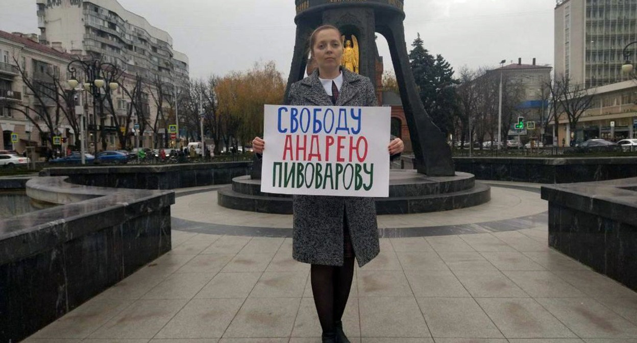 Яна Антонова провела одиночный пикет в поддержку оппозиционного политика Андрея Пивоварова. 9 ноября 2021 г. Фото Валерии Феденевой для "Кавказского узла" Яна Антонова провела одиночный пикет в поддержку оппозиционного политика Андрея Пивоварова. 9 ноября 2021 г. Фото Валерии Феденевой для "Кавказского узла"