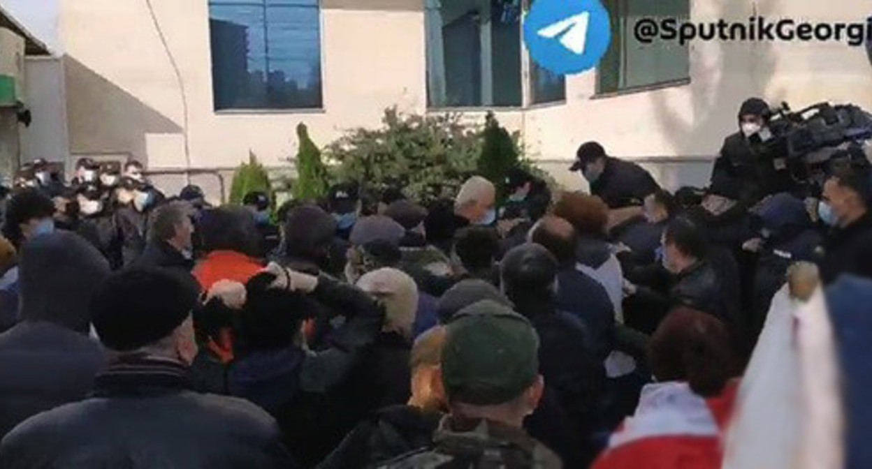 Задержание сторонников Саакашвили в Тбилиси. Кадр видео Спутник Грузия https://web.telegram.org/z/#-1404451300 Задержание сторонников Саакашвили в Тбилиси. Кадр видео Спутник Грузия https://web.telegram.org/z/#-1404451300