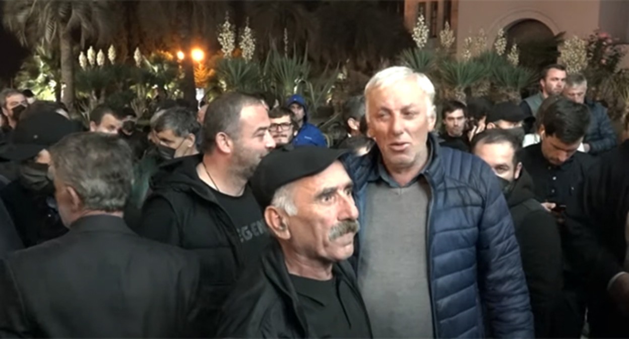 Митинг в Сухуме. 4 ноября 2021 г. Скриншот видео "Sputnik Абхазия" https://www.youtube.com/watch?v=_HjQ_jv3UK4 Митинг в Сухуме. 4 ноября 2021 г. Скриншот видео "Sputnik Абхазия" https://www.youtube.com/watch?v=_HjQ_jv3UK4