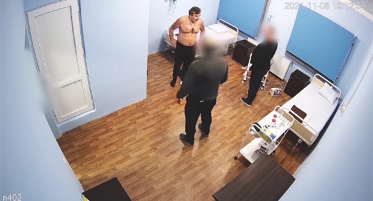 Кадр видеозаписи транспортировки третьего президента Грузии Михаила Саакашвили в тюремную больницу. Скриншот видео https://www.newsgeorgia.ge Кадр видеозаписи транспортировки третьего президента Грузии Михаила Саакашвили в тюремную больницу. Скриншот видео https://www.newsgeorgia.ge