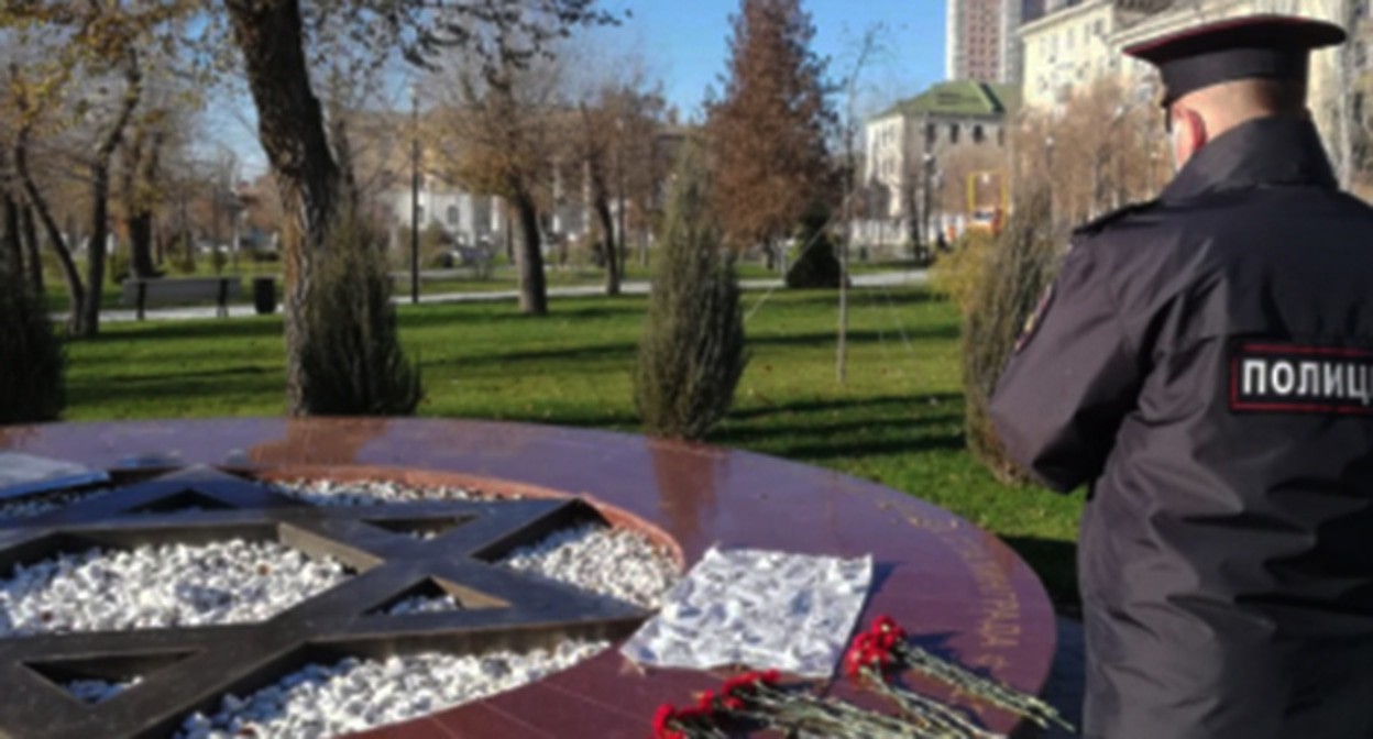 Сотрудник полиции на месте происшествия возле памятного знака жертвам Холокоста. Фото: пресс-служба ГУ МВД по Волгоградской области Сотрудник полиции на месте происшествия возле памятного знака жертвам Холокоста. Фото: пресс-служба ГУ МВД по Волгоградской области