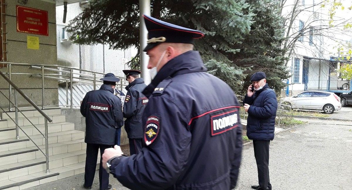 Сотрудники полиции во время пикета возле здания суда, где начался процесс над Андреем Пивоваровым. Фото Валерии Феденёвой для "Кавказского узла" Сотрудники полиции во время пикета возле здания суда, где начался процесс над Андреем Пивоваровым. Фото Валерии Феденёвой для "Кавказского узла"