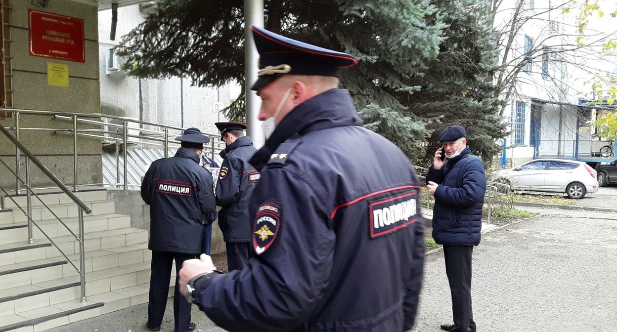 Сотрудники полиции во время пикета возле здания суда, где начался процесс над Андреем Пивоваровым. Фото Валерии Феденёвой для "Кавказского узла" Сотрудники полиции во время пикета возле здания суда, где начался процесс над Андреем Пивоваровым. Фото Валерии Феденёвой для "Кавказского узла"