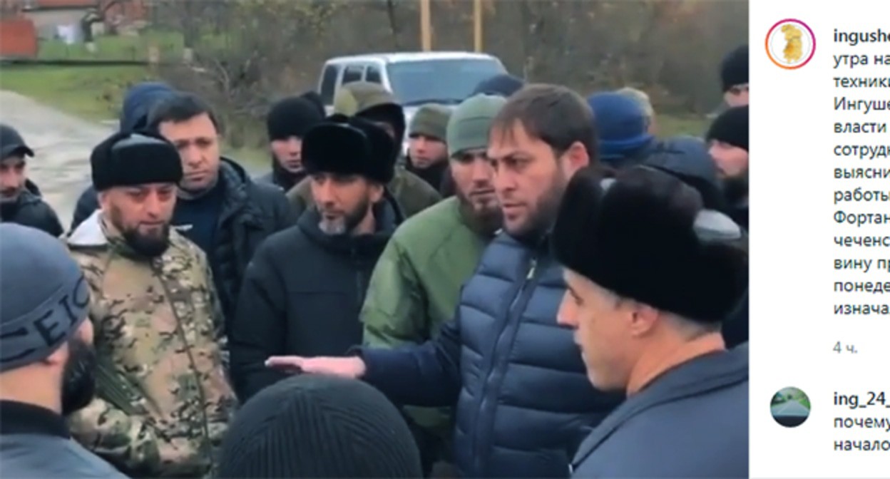 Глава Минприроды Ингушетии Магомед Евлоев общается с участниками схода. Стоп-кадр видео https://www.instagram.com/p/CWKzJKtKSfZ/ Глава Минприроды Ингушетии Магомед Евлоев общается с участниками схода. Стоп-кадр видео https://www.instagram.com/p/CWKzJKtKSfZ/