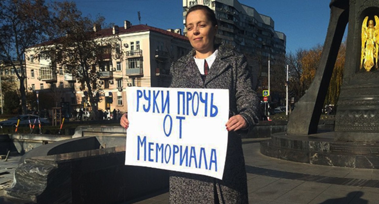 Яна Антонова в одиночном пикете. Фото Валерии Феденевой для "Кавказского узла" Яна Антонова в одиночном пикете. Фото Валерии Феденевой для "Кавказского узла"