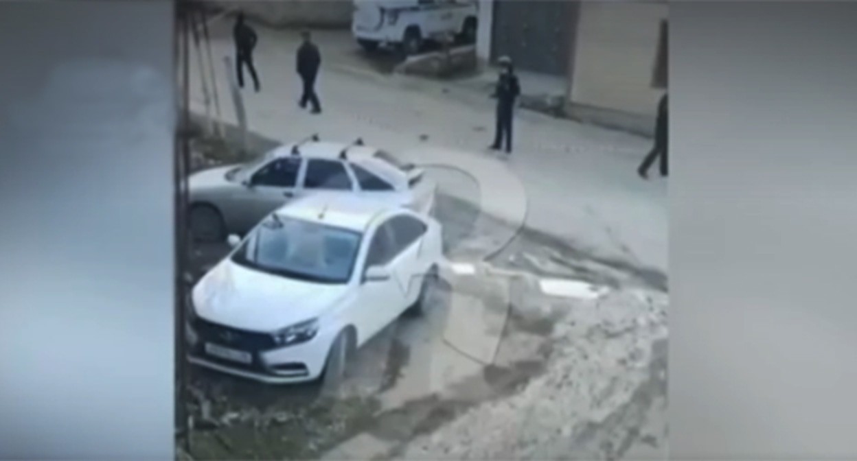 Сотрудники полиции на месте нападения в селе Аметркмахи. Скриншот видео телеканала "Россия24" Сотрудники полиции на месте нападения в селе Аметркмахи. Скриншот видео телеканала "Россия24"