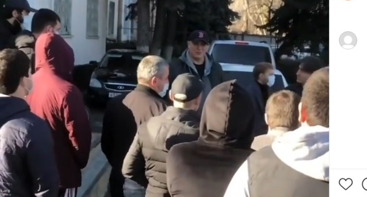 Сход жителей Кабардино-Балкарии. Стоп-кадр ролика на странице https://www.instagram.com/p/CWLQ7gKJS65/ Сход жителей Кабардино-Балкарии. Стоп-кадр ролика на странице https://www.instagram.com/p/CWLQ7gKJS65/