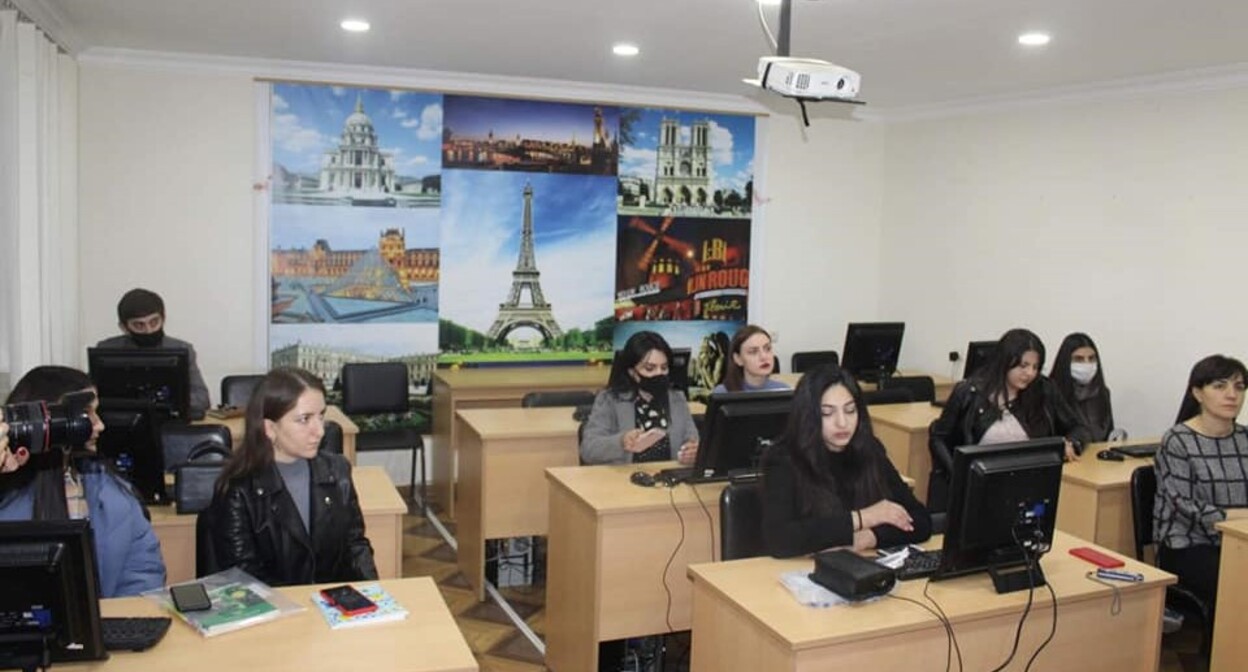 Учащиеся курсов азербайджанского языка в Степанкерте. Фото фонда Genesis Armenia. https://www.facebook.com/photo?fbid=347222480508652&set=pcb.347222720508628 Учащиеся курсов азербайджанского языка в Степанкерте. Фото фонда Genesis Armenia. https://www.facebook.com/photo?fbid=347222480508652&set=pcb.347222720508628