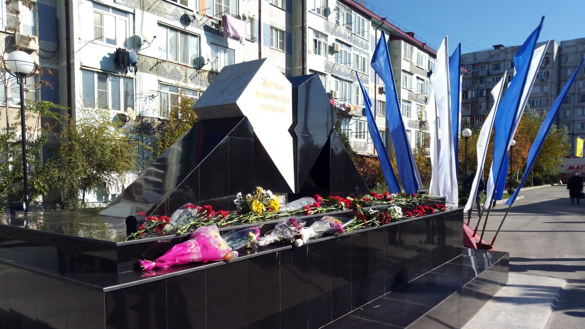 Открытие памятника жертвам политических репрессий. Махачкала, 13 ноября 2021 года. Фото Расула Магомедова для "Кавказского узла" Открытие памятника жертвам политических репрессий. Махачкала, 13 ноября 2021 года. Фото Расула Магомедова для "Кавказского узла"