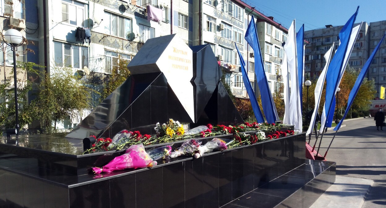 Открытие памятника жертвам политических репрессий. Махачкала, 13 ноября 2021 года. Фото Расула Магомедова для "Кавказского узла" Открытие памятника жертвам политических репрессий. Махачкала, 13 ноября 2021 года. Фото Расула Магомедова для "Кавказского узла"