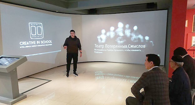 Айс Манджиев представляет свой проект «Театр потерянных смыслов» на презентации проектов участников стратегической сессии школы креативных индустрий Creative in School в Национальном музее Калмыкии. Элиста, 12 ноября 2021 года. Фото Бадмы Бюрчиева для "Кавказского узла". Айс Манджиев представляет свой проект «Театр потерянных смыслов» на презентации проектов участников стратегической сессии школы креативных индустрий Creative in School в Национальном музее Калмыкии. Элиста, 12 ноября 2021 года. Фото Бадмы Бюрчиева для "Кавказского узла".