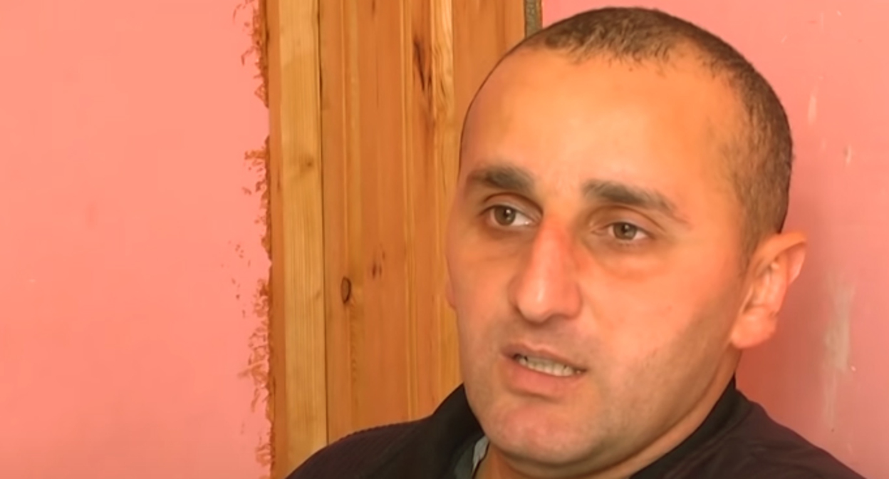Агиль Гумбатов. Кадр видео 
AzadliqRadiosu
  https://www.youtube.com/watch?v=onEWz8UIYxA&t=3s