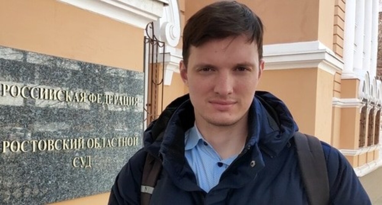 Александр Рябчук у входа в Ростовский областной суд. Фото Константина Волгина для "Кавказского узла". Александр Рябчук у входа в Ростовский областной суд. Фото Константина Волгина для "Кавказского узла".